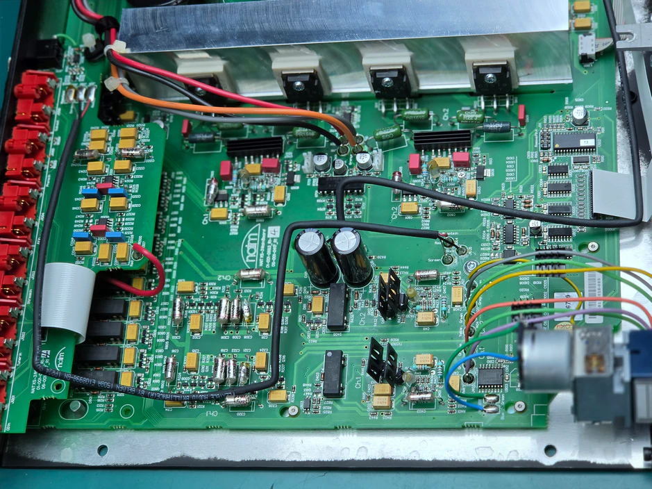 ซ่อมแผงวงจรภายในและภาคจ่ายไฟแอมป์ Naim โดยช่างผู้เชี่ยวชาญย่านบางรัก Naim repair